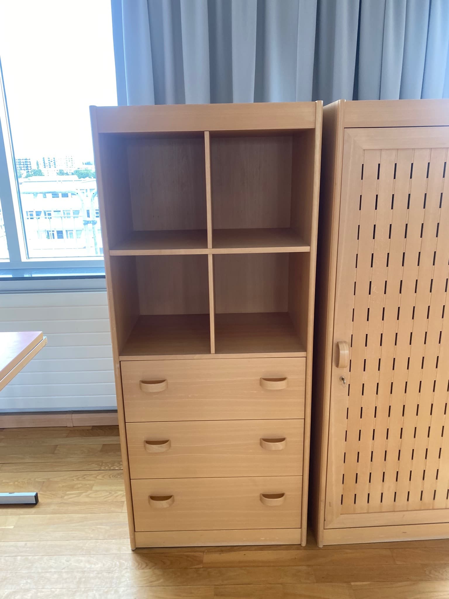 Skápur með skúffum