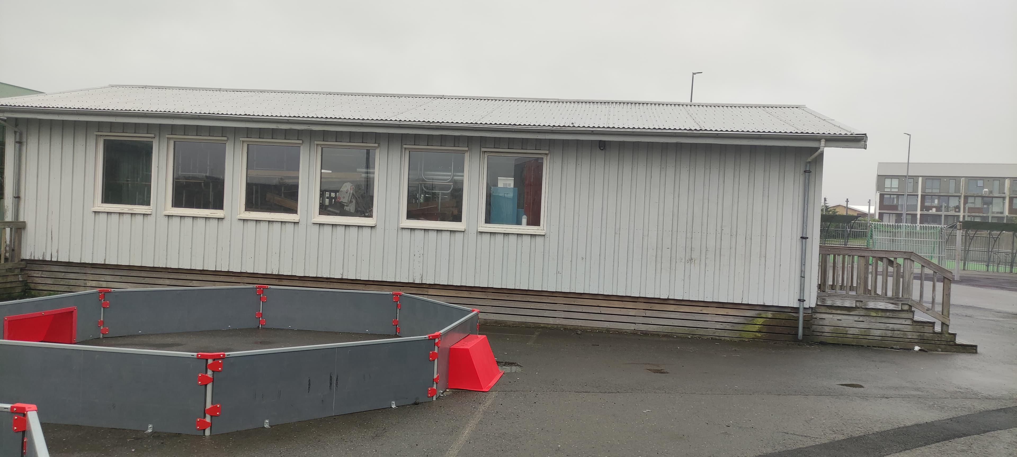 Sumarhús - golfskáli - einingarhús - timburhús - skrifstofur - um 85 fm.