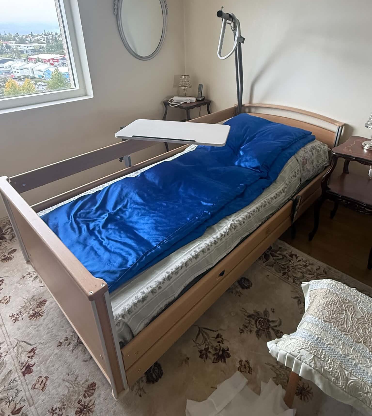 Rúm rafdrifið með viðargöflum og hliðargrindum
