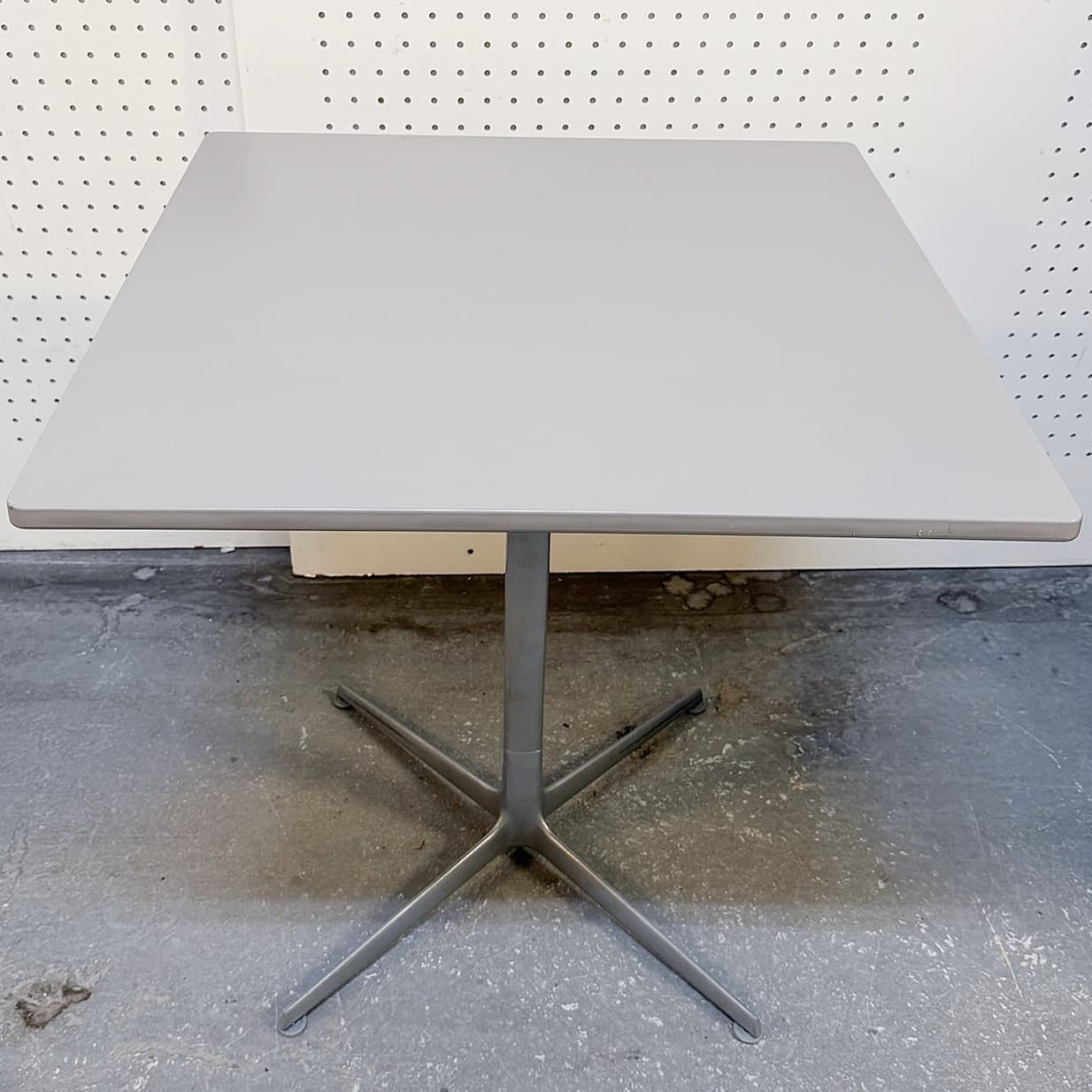Arper borð frá Módern, 70x70sm. (6 stk.)