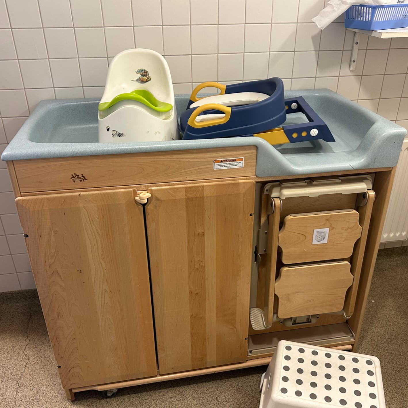Community skiptiborð með tröppum frá Krumma, B112sm. (2 stk.)