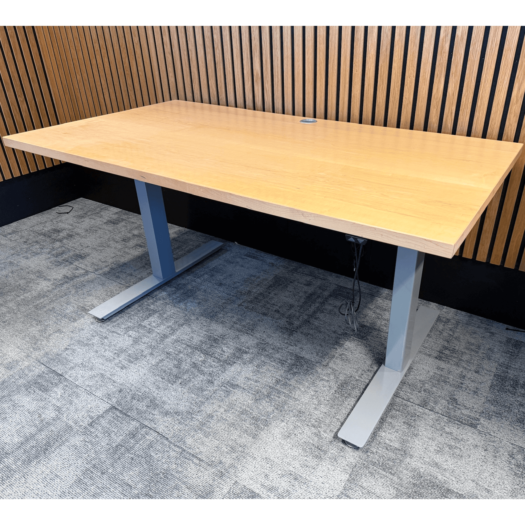 Cube Design rafmagnsborð frá A4 m.kaplarennu og fjöltengi, B150xD80sm. (114 stk)