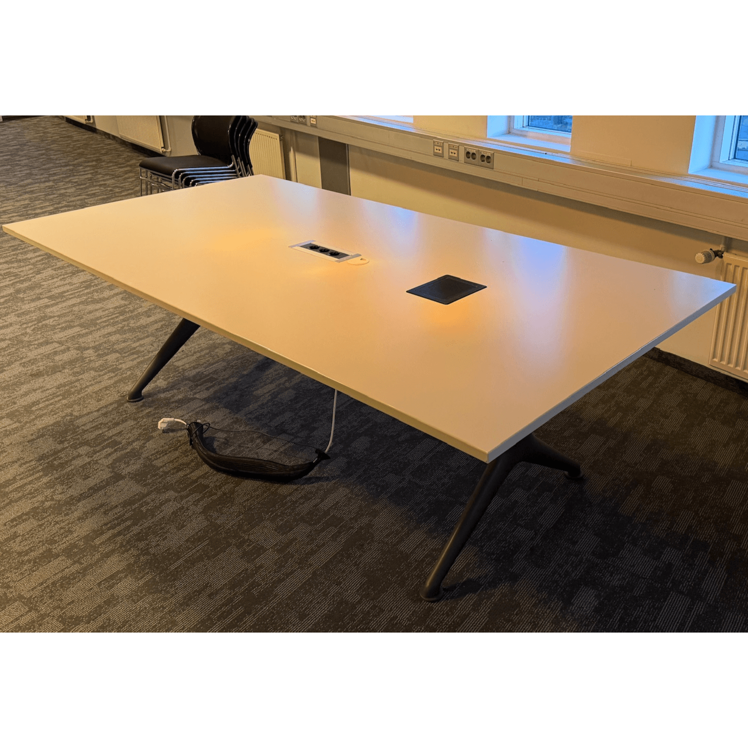 Sedus fundarborð frá Epal með Crestron búnaði, L240xB120sm.