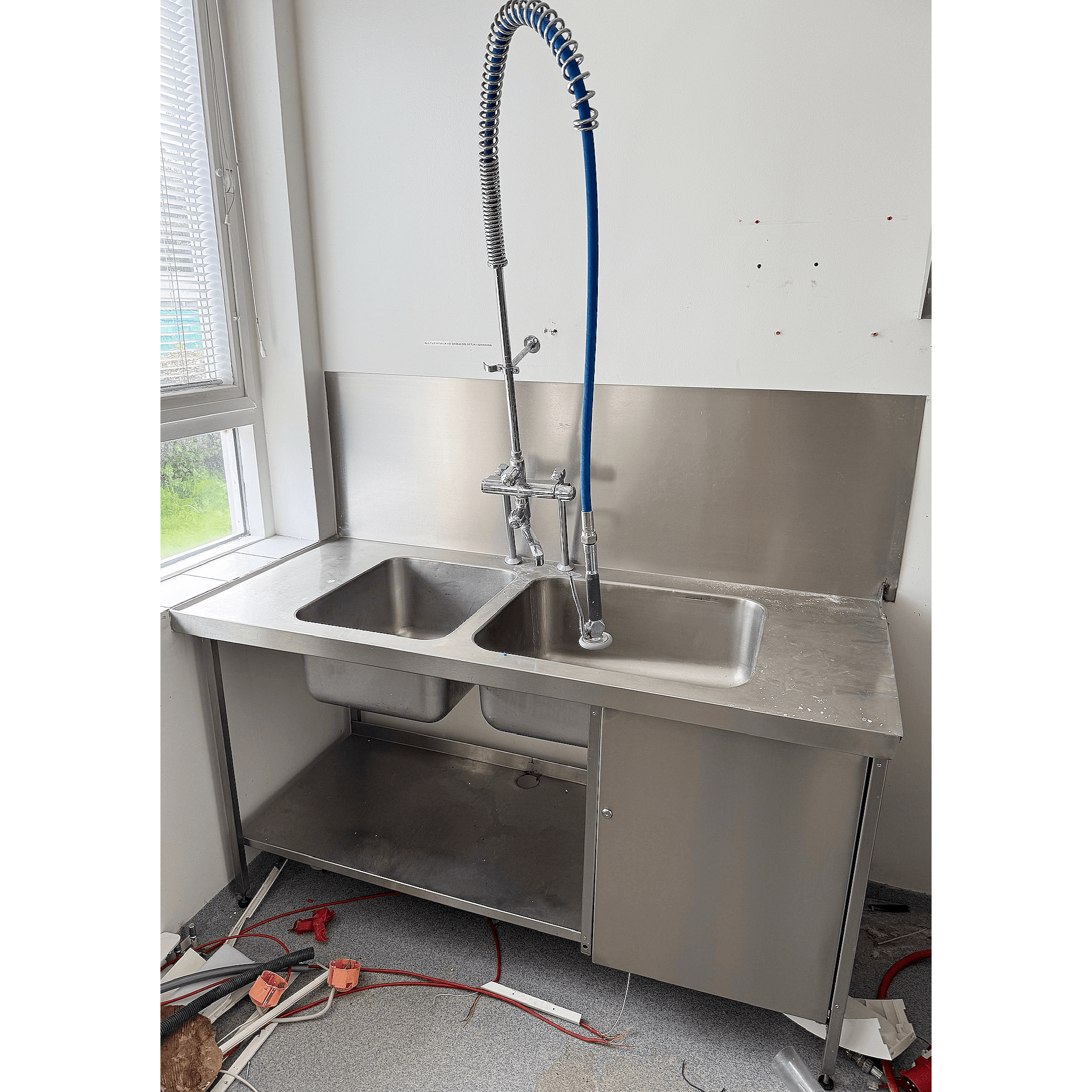 Stálborð m/vöskum, blöndunartæki með spúl, B1600sm.