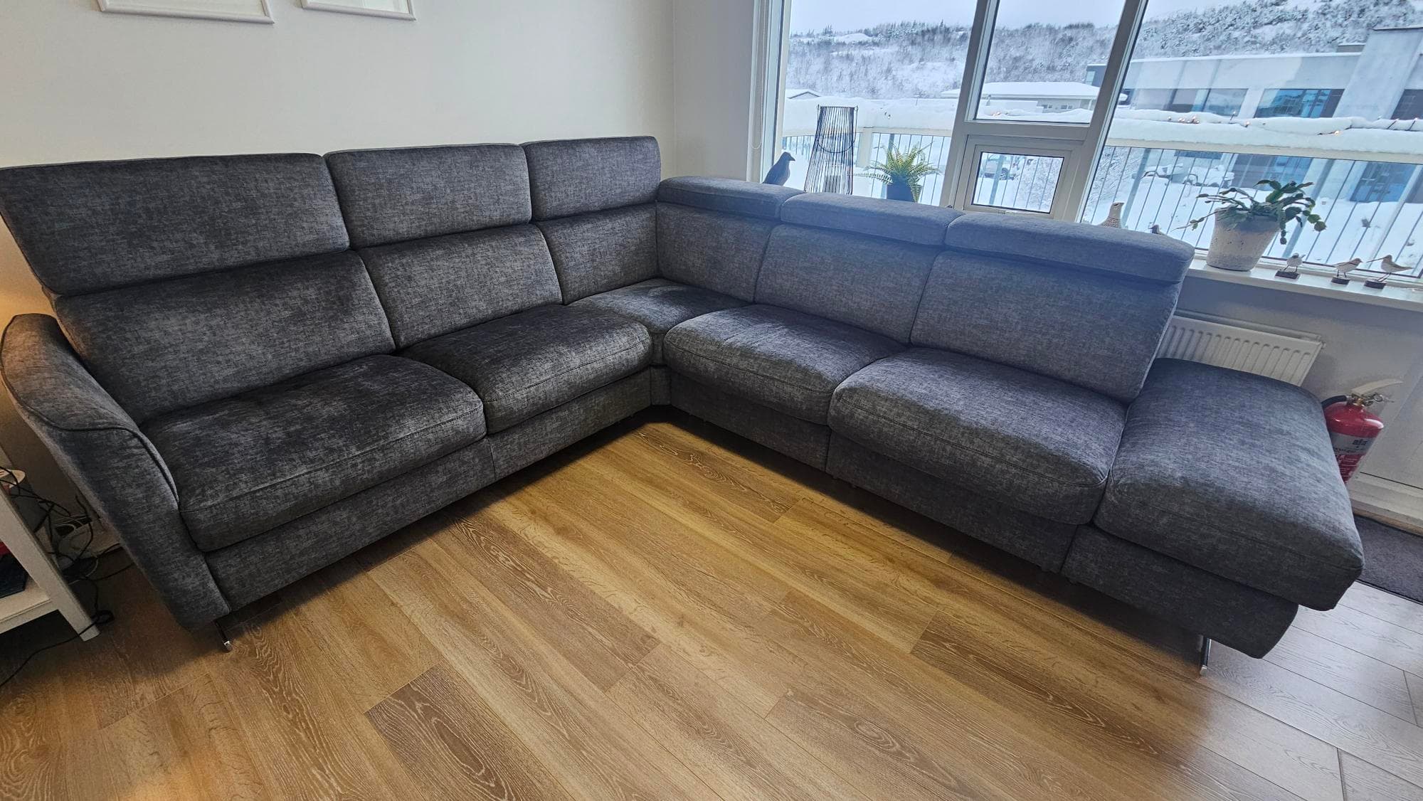 Ítalskur sérsmíðaður sófi með microfiber áklæði frá LÚR 2025