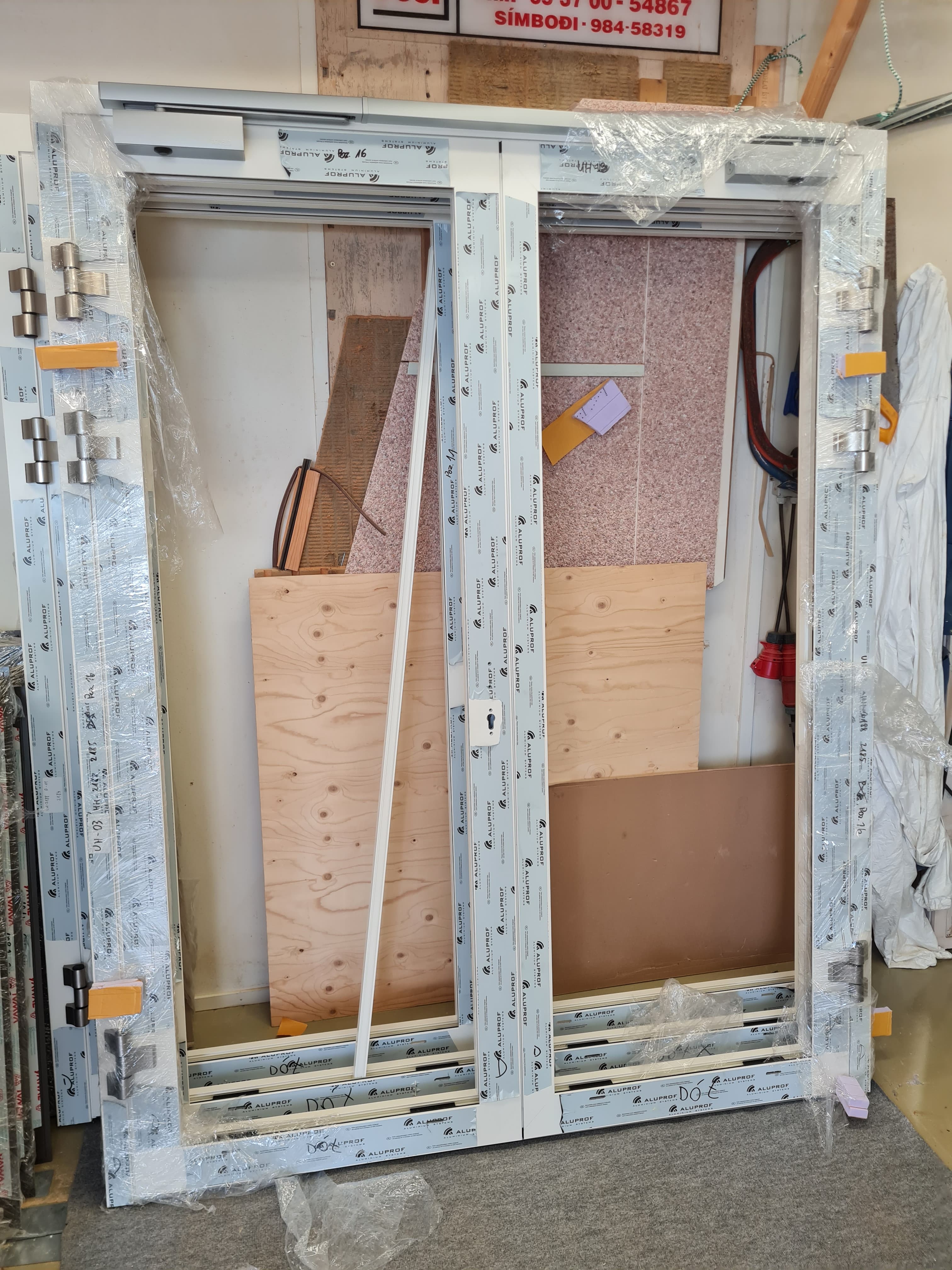 Tvöföld hurðaopnun - vönduð smíði - ál - um 179 x 220