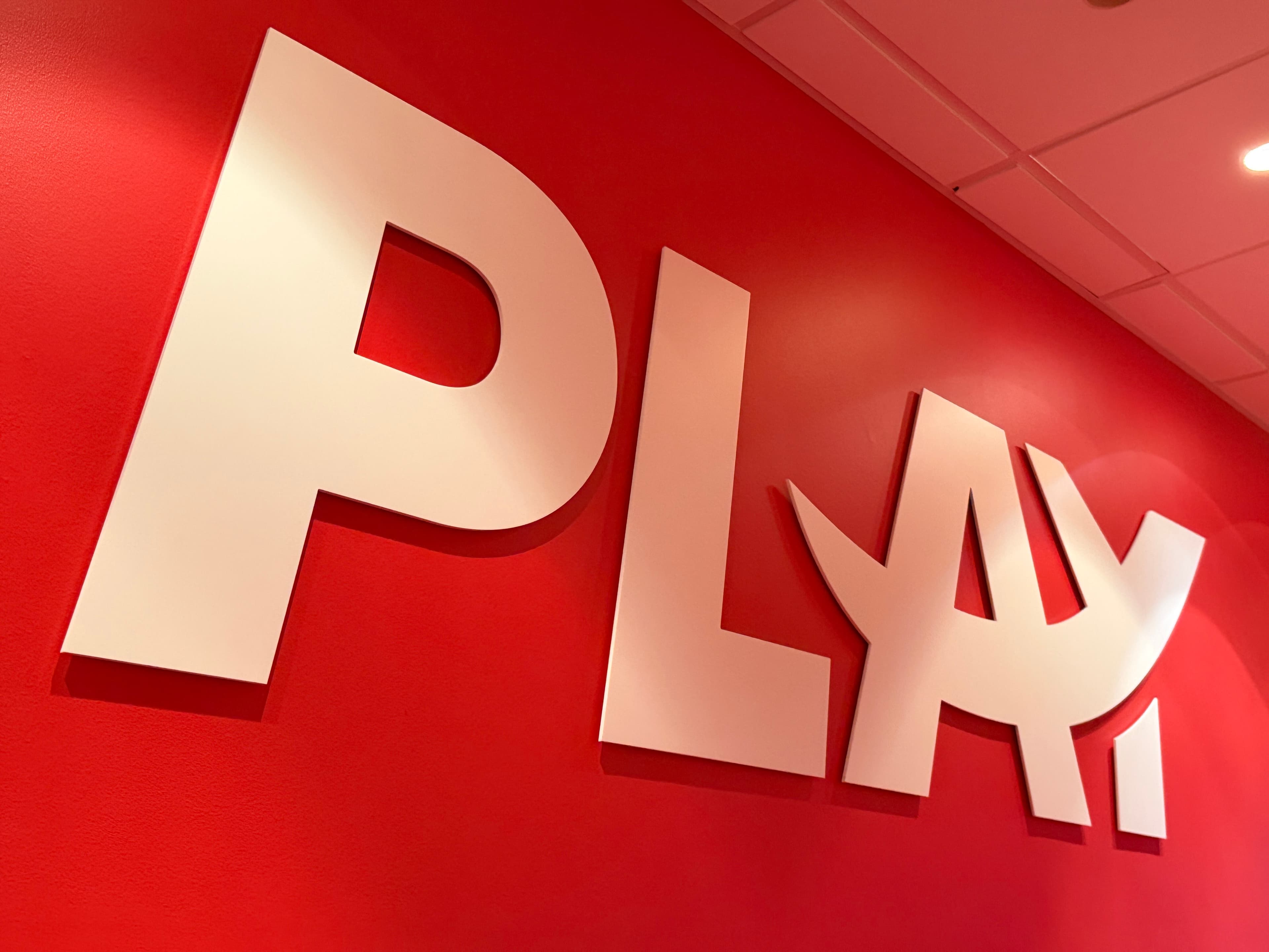 PLAY vegglogo úr frauðefni L240 x H65 sm