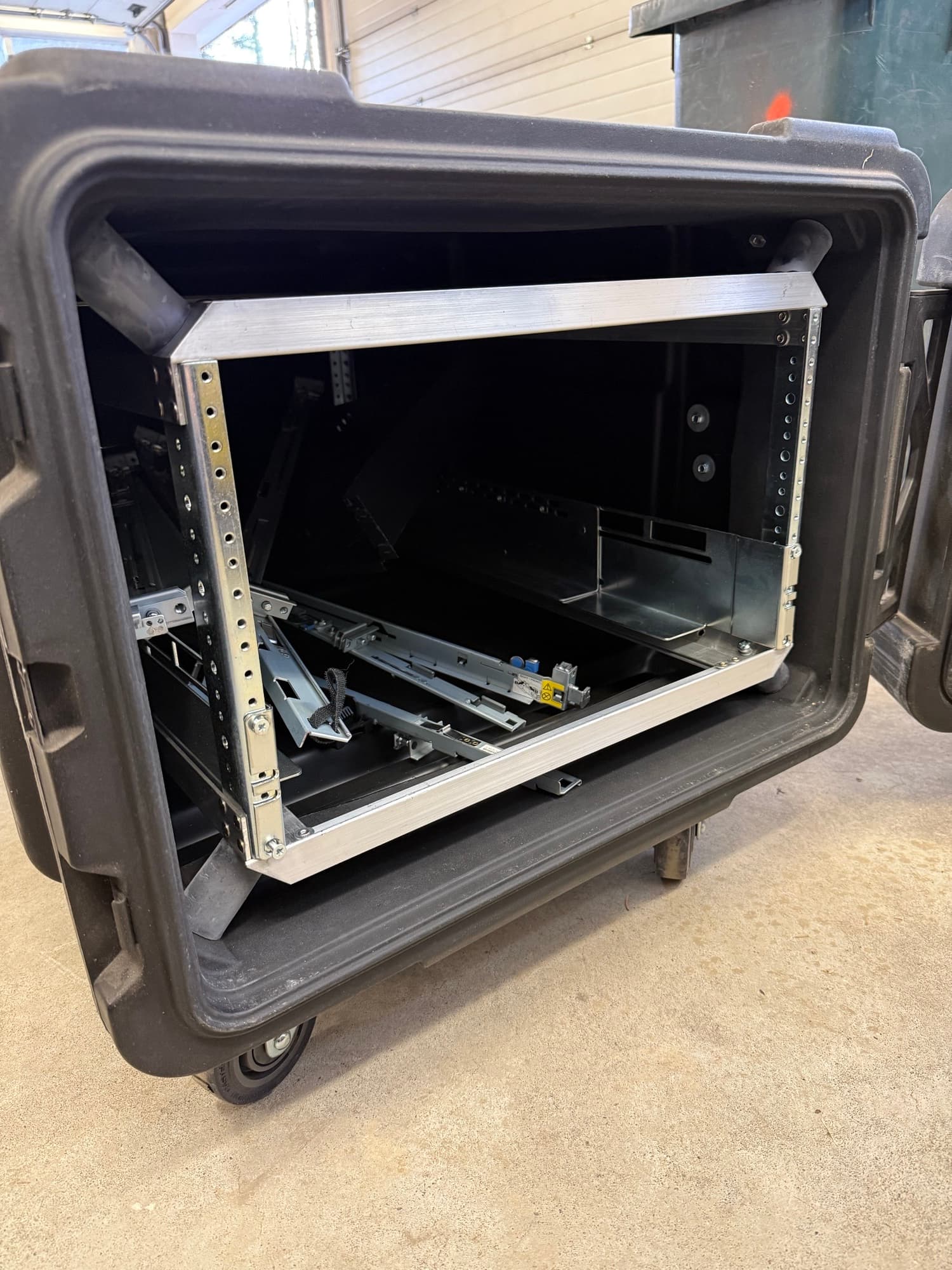 SKB flutningskassi á hjólum með rack-grind, 19'' - Selfoss